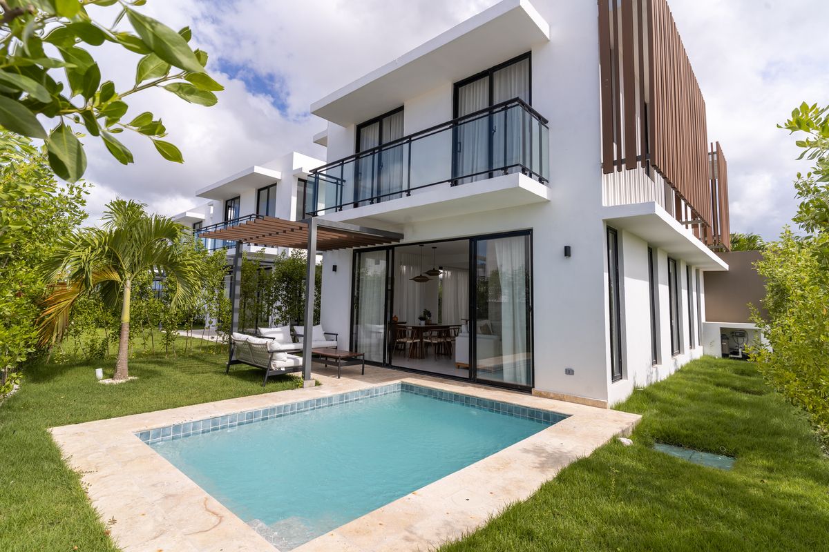 VILLA FOR SALE WITH POOL, GOLF COURSE AND SECURITY photo 1